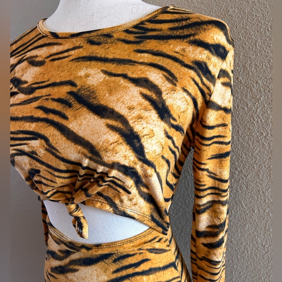 Tiger print cut out midi dress - Picture 10 of 12